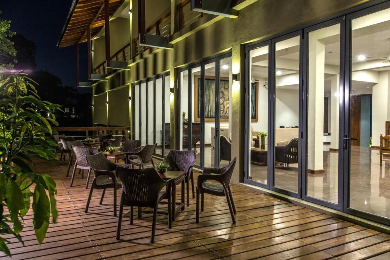 Manthila Hotel Анурадхапура Екстериор снимка
